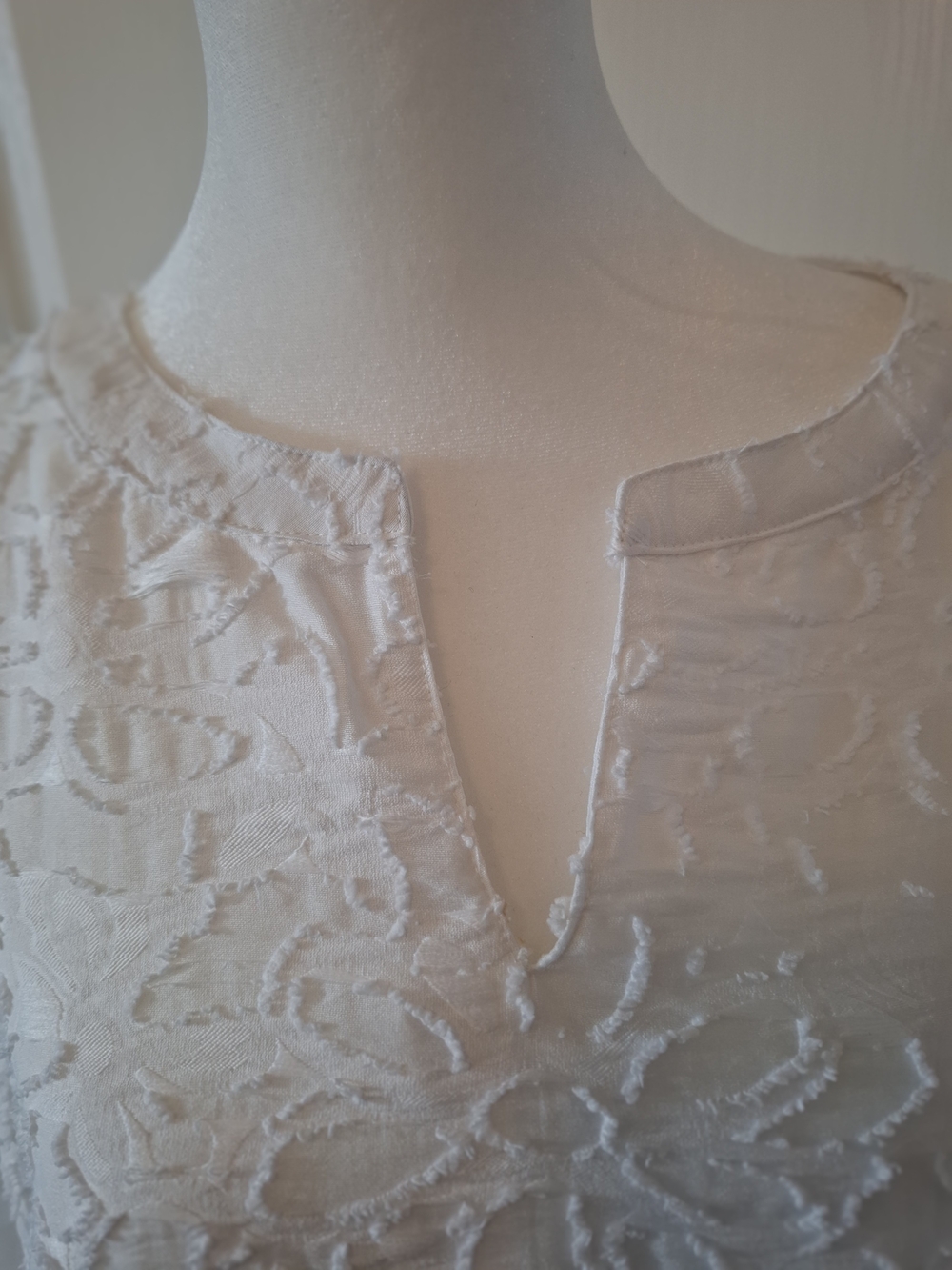Ali Miles White Textured Split-Neck Tunic - Picture 2 of 15